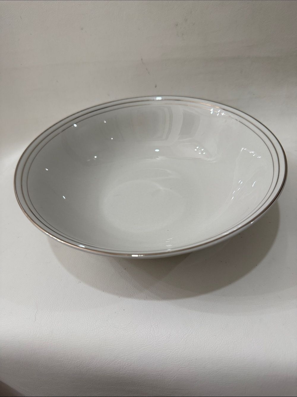 Compton Elegant White Ceramic 9 In Serving Salad Bowl Gold Rim 4 Cups Or 1 Quart